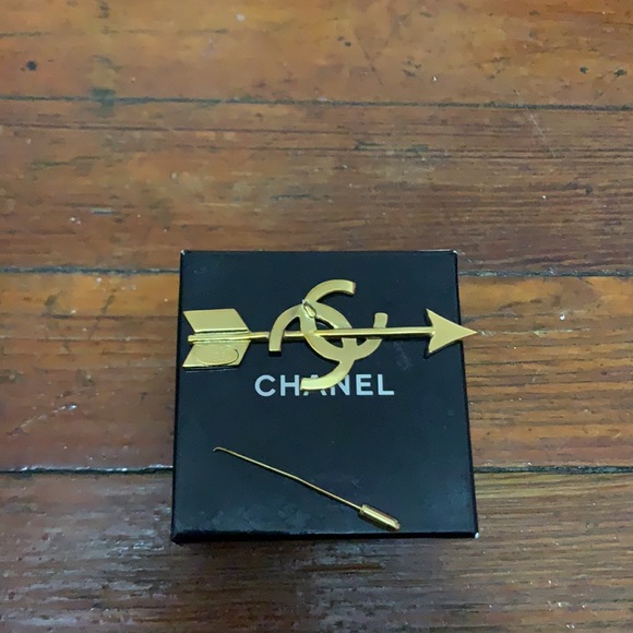 Chanel Lapel (Broken) - Picture 2 of 3